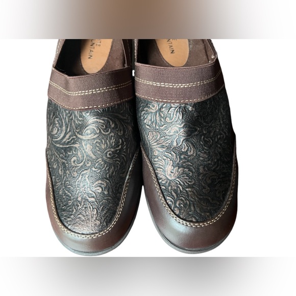 White Mountain Happy Embossed Tooled Leather Shoe Clogs Brown Slip On Clog - Picture 6 of 10